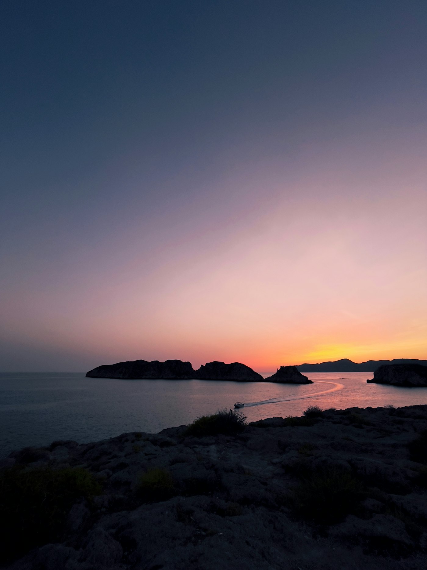Kleine Inseln vor der Küste in der Abenddämmerung